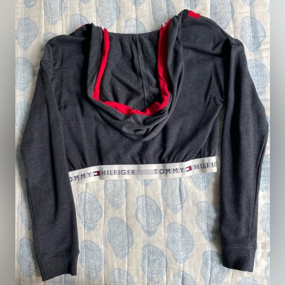 Tommy Hilfiger Cropped Sweatshirt - Picture 4 of 5